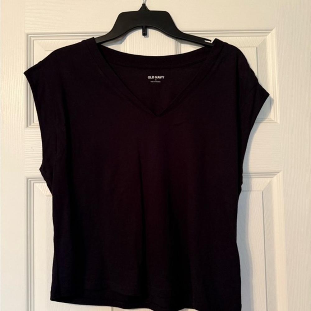 Old Navy Black Sleeveless Crop Muscle Tee